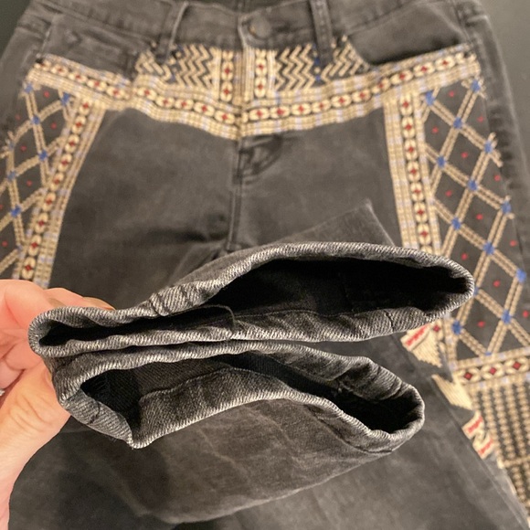 BDG UO Mid Rise Twig Ankle Distressed Black Jeans w Embroidery - Picture 7 of 9